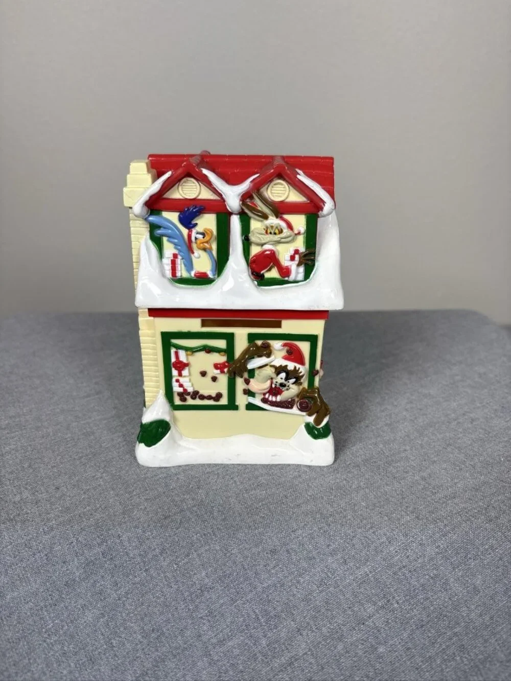 1997 Russell Stover Looney Tunes Christmas Candy Kitchen Coin Bank